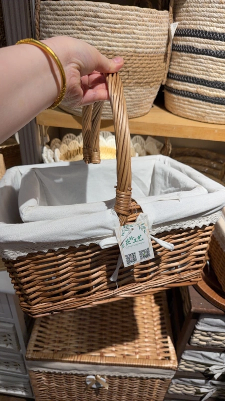 Chinese-style rattan woven hand-held basket, flower awakening bucket, copper wire, knotted strips, Chinese knot, paper-cutting craft, decorative gift Chinese-style rattan woven hand-held basket, flower awakening bucket, copper wire, knotted strips, Chinese knot, paper-cutting craft, decorative gift